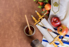 "Jewish family celebrating Thanksgiving with a traditional kosher meal."