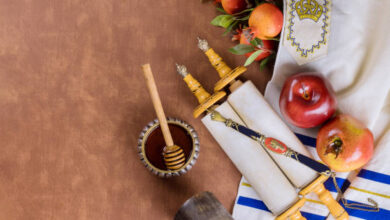 "Jewish family celebrating Thanksgiving with a traditional kosher meal."